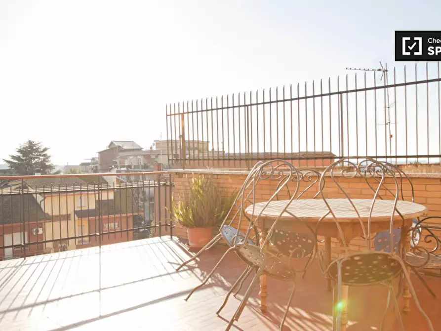 Immagine 18 di Camera condivisa in affitto  in Via della Massimilla a Roma