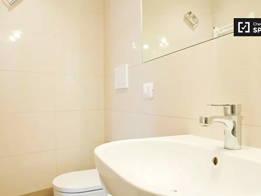 Immagine 6 di Camera condivisa in affitto  in Via Barletta a Roma