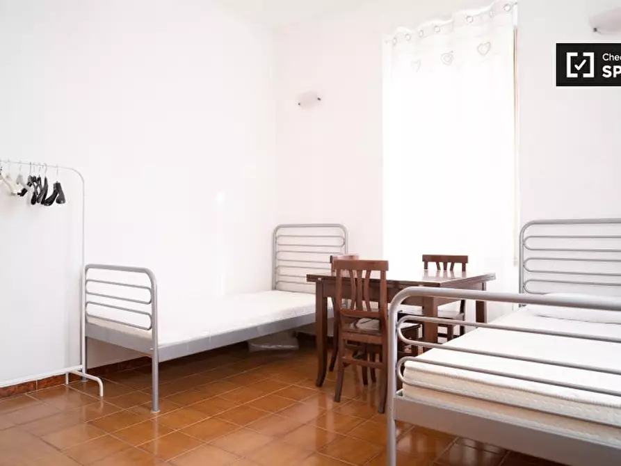 Immagine 3 di Camera condivisa in affitto  in Via Alessandro Avoli a Roma