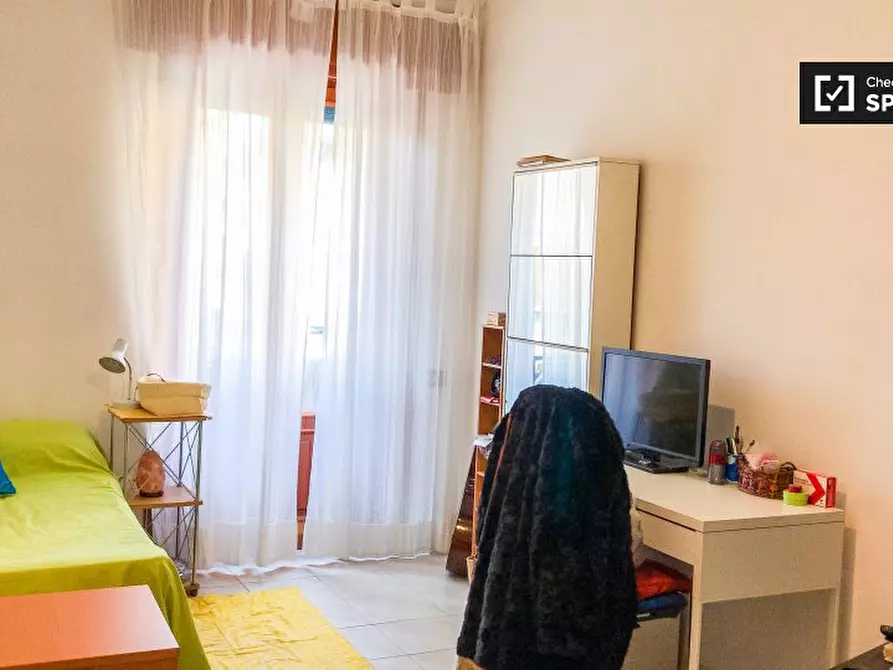 Immagine 2 di Camera condivisa in affitto  in Via Giuseppe Berneri a Roma