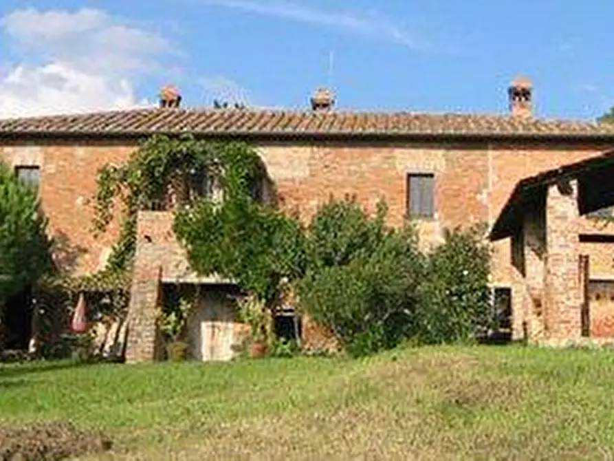 Immagine 1 di Agriturismo in vendita  a Castiglione Del Lago