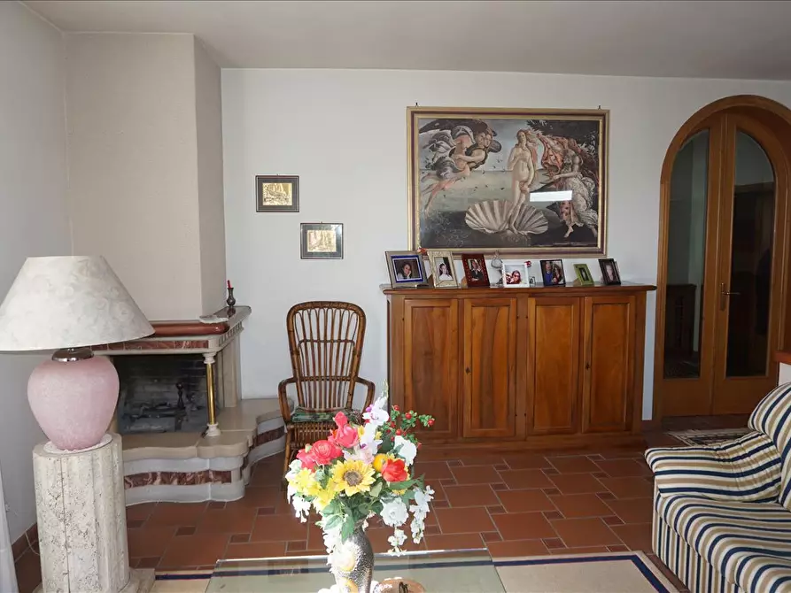 Immagine 2 di Villa in vendita  a Chiusi