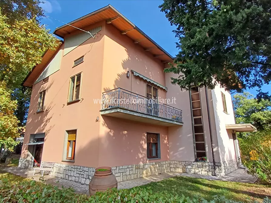 Immagine 1 di Villa in vendita  in viale Miralaghi, 25 a Sarteano