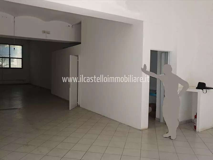 Immagine 3 di Locale commerciale in vendita  in via Michelangelo Buonarroti, 39 a Chiusi