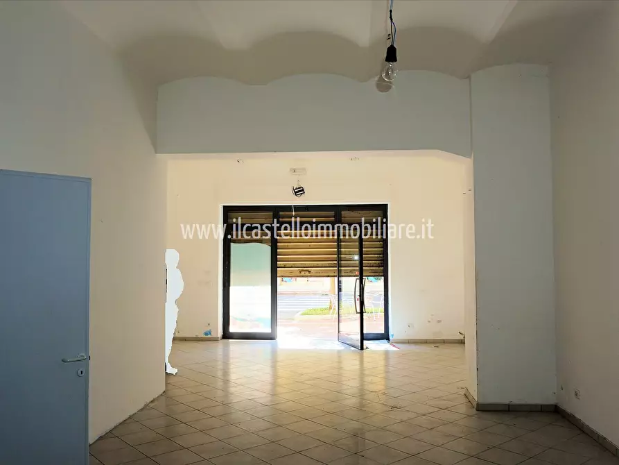 Immagine 9 di Locale commerciale in vendita  in via Michelangelo Buonarroti, 39 a Chiusi