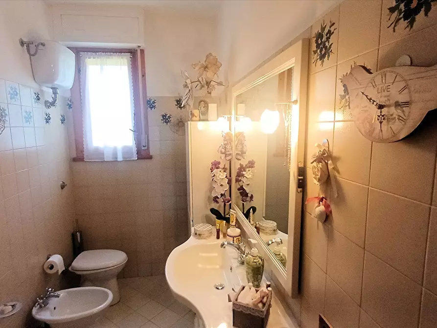 Immagine 10 di Appartamento in vendita  in via Romana, 103 a Montalcino