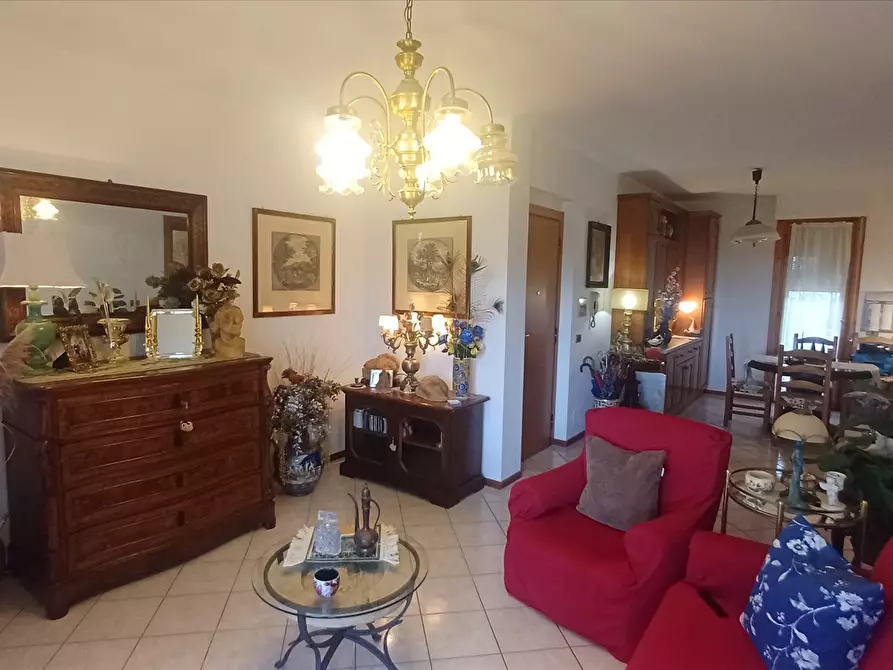 Immagine 2 di Appartamento in vendita  in via Romana, 103 a Montalcino