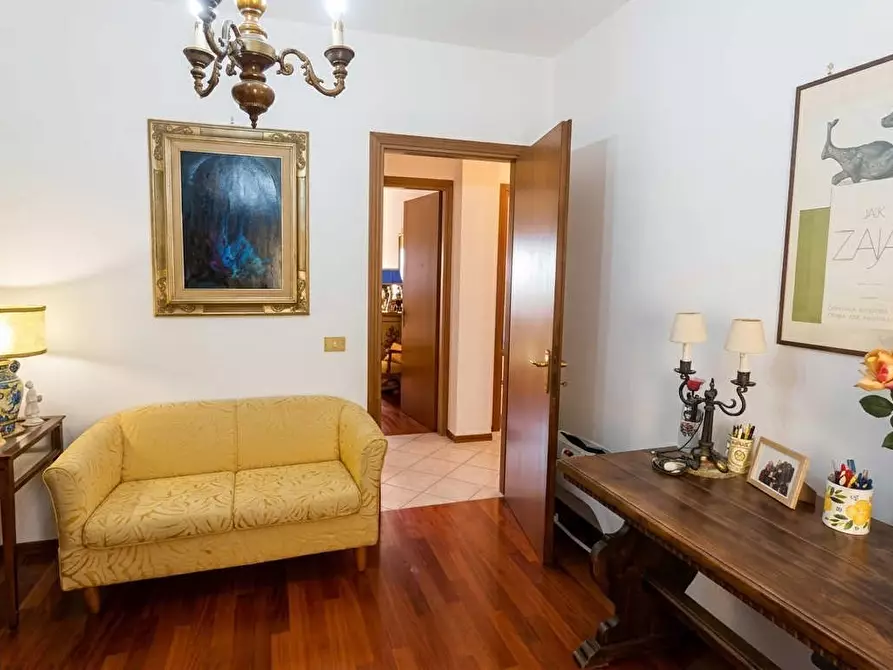 Immagine 9 di Appartamento in vendita  in via Romana, 103 a Montalcino