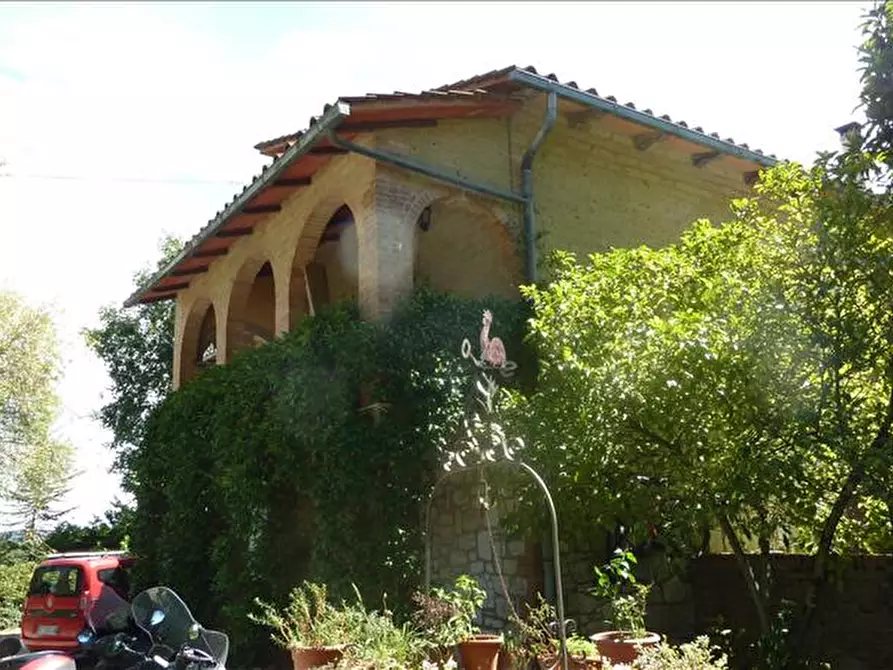 Immagine 1 di Villa in vendita  in Strada Provinciale 101 di Montemaggio a Siena