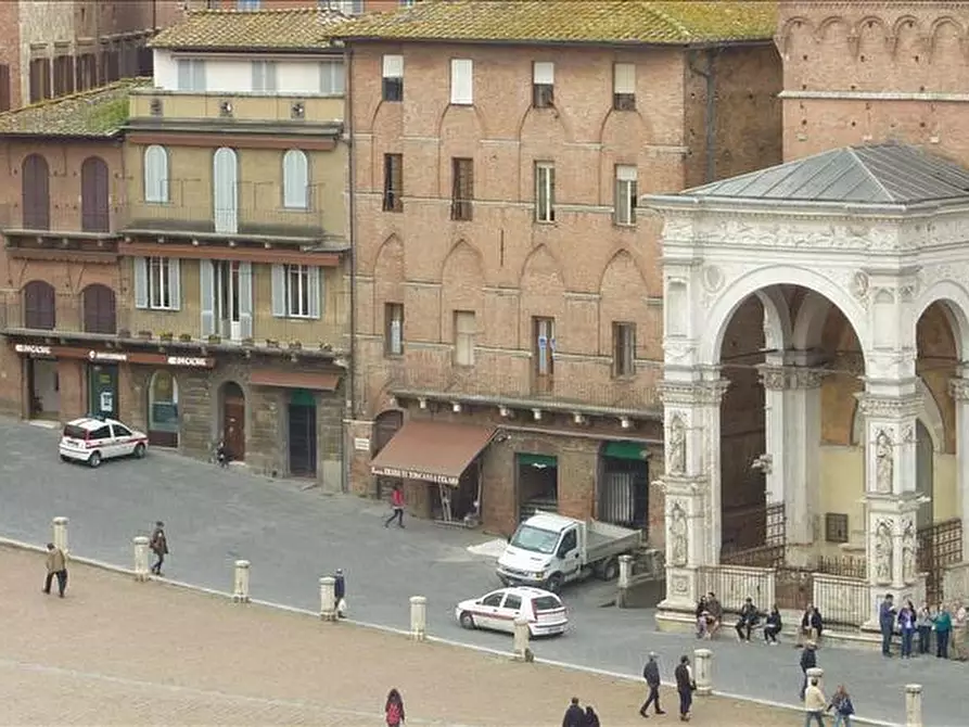 Immagine 1 di Appartamento in vendita  in Via di città a Siena