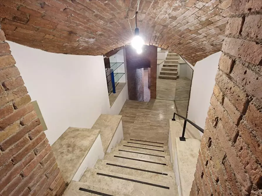 Immagine 2 di Locale commerciale in affitto  in Via Giovanni Duprè, 28 a Siena