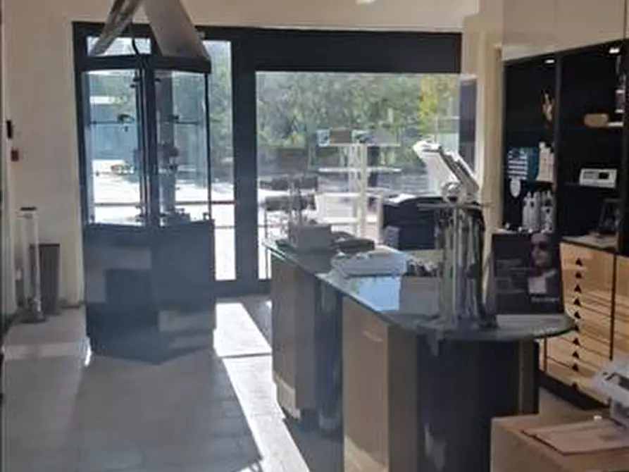 Immagine 8 di Locale commerciale in vendita  in Piazza Togliatti a Siena