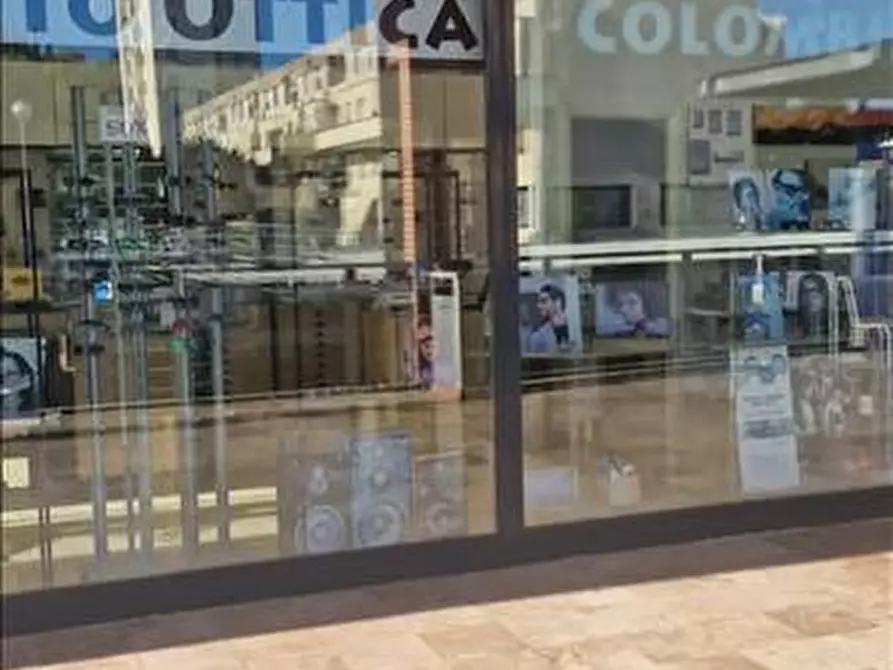 Immagine 3 di Locale commerciale in vendita  in Piazza Togliatti a Siena