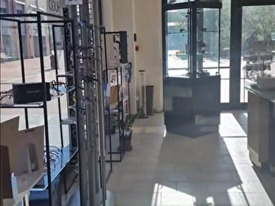 Immagine 2 di Locale commerciale in vendita  in Piazza Togliatti a Siena