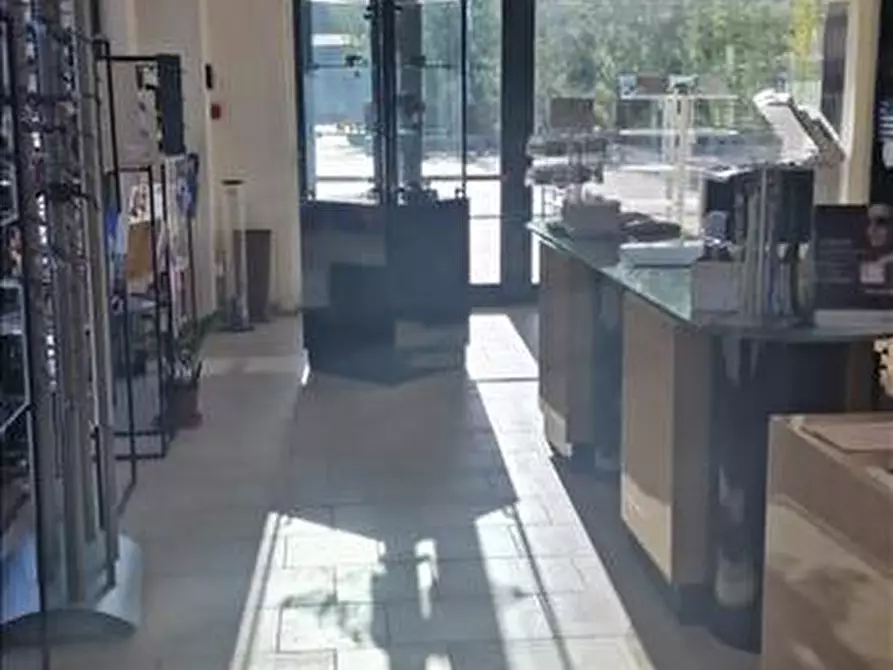 Immagine 4 di Locale commerciale in vendita  in Piazza Togliatti a Siena