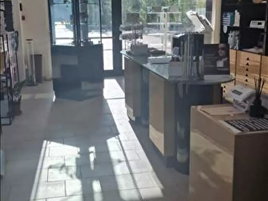 Immagine 5 di Locale commerciale in vendita  in Piazza Togliatti a Siena