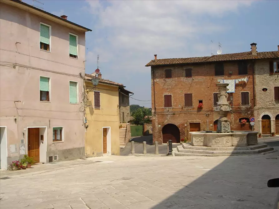 Immagine 2 di Appartamento in vendita  in Piazza del Grano, 5 a Asciano