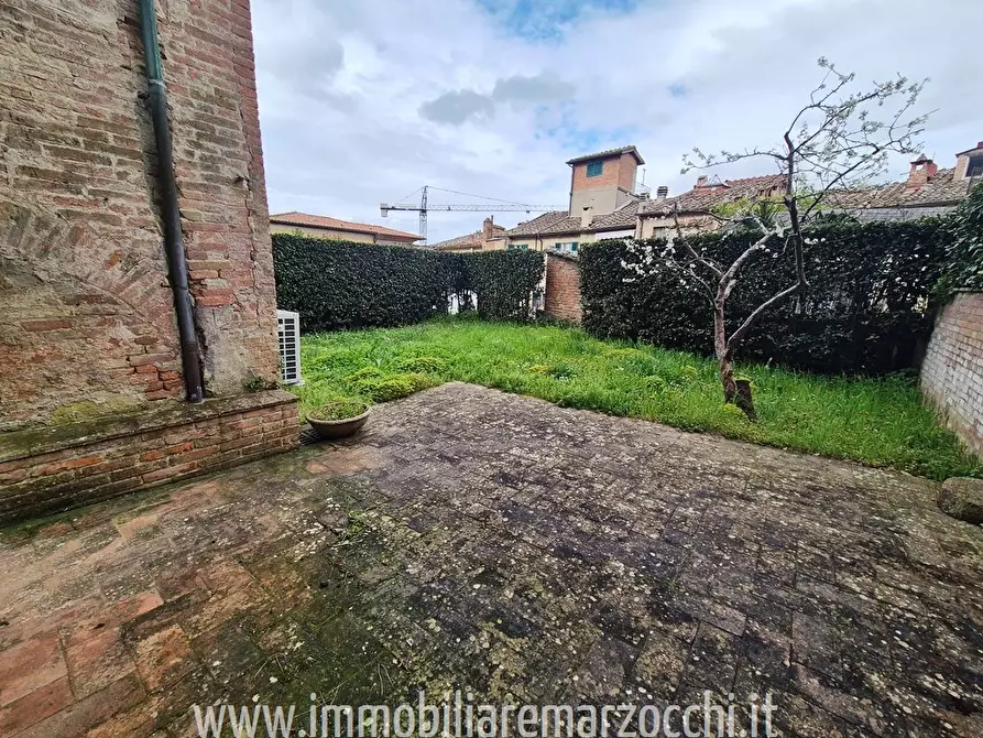 Immagine 1 di Appartamento in vendita  in Pian Dei Mantellini a Siena