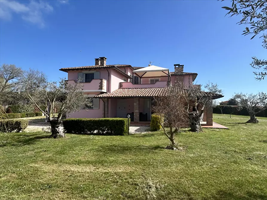 Immagine 1 di Villa in vendita  in Via della Liberta', 120 a Castiglione Del Lago