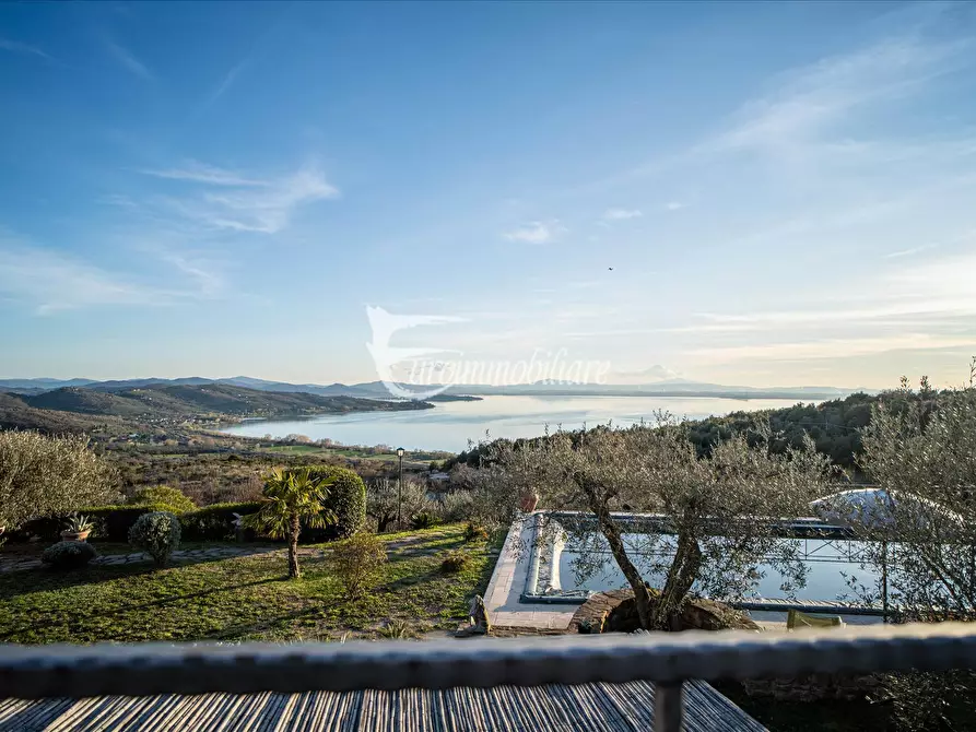 Immagine 1 di Villa in vendita  a Passignano Sul Trasimeno