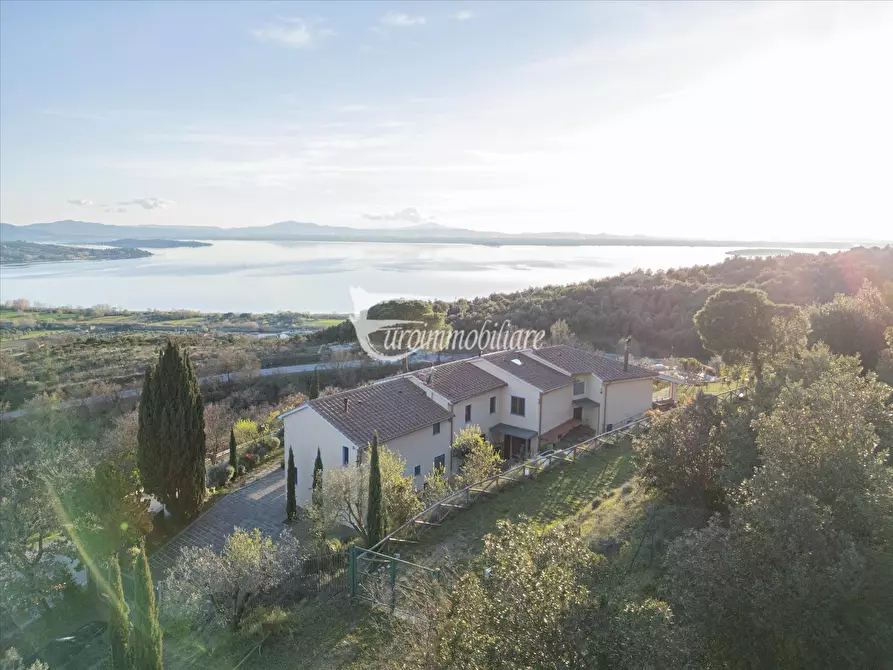 Immagine 4 di Villa in vendita  a Passignano Sul Trasimeno