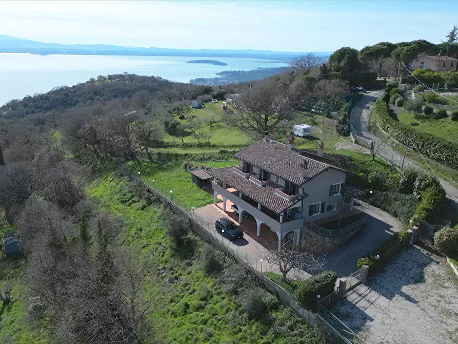 Immagine 1 di Villa in vendita  a Passignano Sul Trasimeno