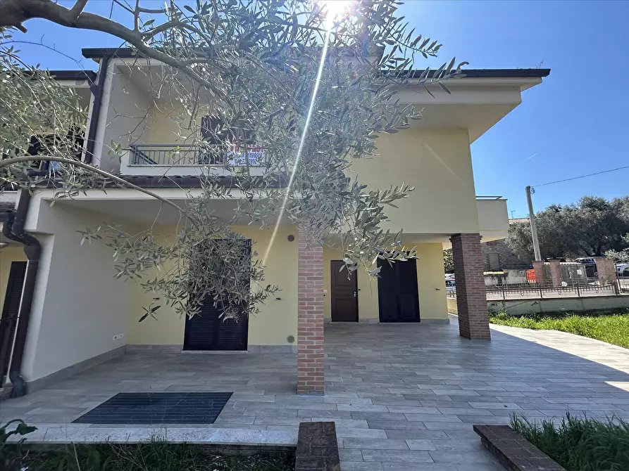 Immagine 2 di Appartamento in vendita  a Castiglione Del Lago