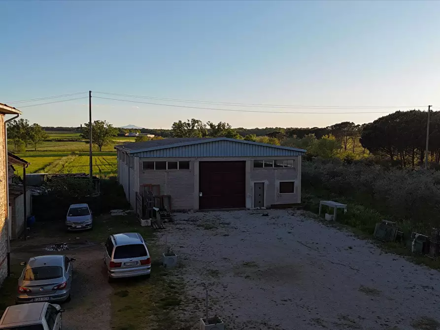 Immagine 2 di Locale commerciale in vendita  a Castiglione Del Lago