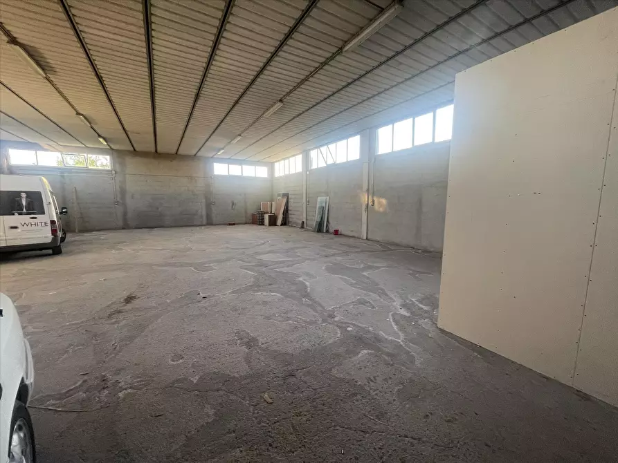 Immagine 10 di Locale commerciale in vendita  a Castiglione Del Lago