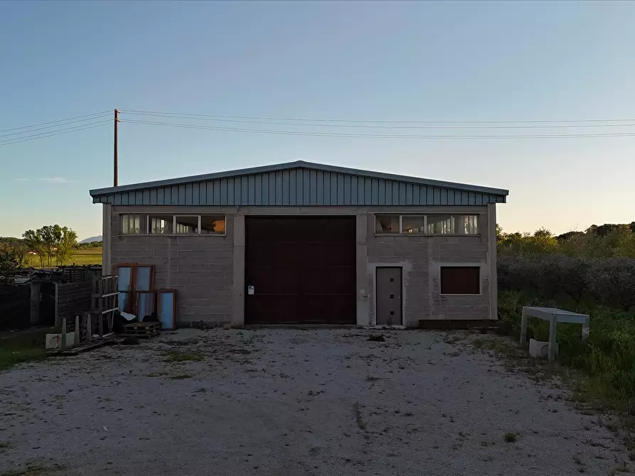 Immagine 4 di Locale commerciale in vendita  a Castiglione Del Lago