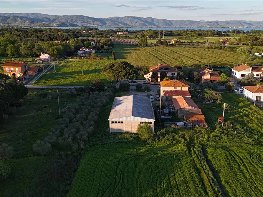 Immagine 5 di Locale commerciale in vendita  a Castiglione Del Lago