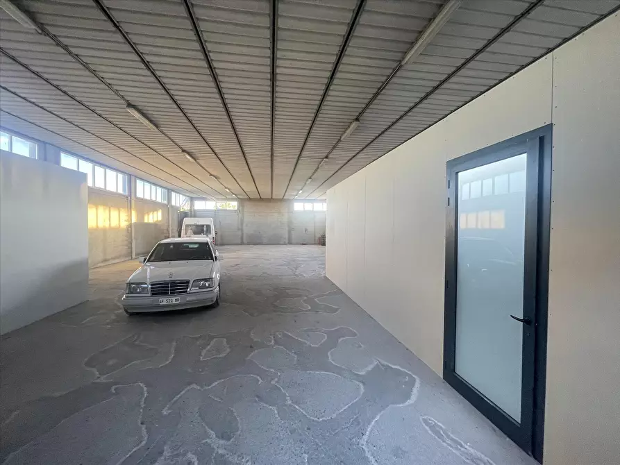 Immagine 9 di Locale commerciale in vendita  a Castiglione Del Lago