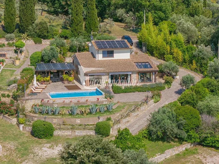 Immagine 1 di Villa in vendita  a Passignano Sul Trasimeno