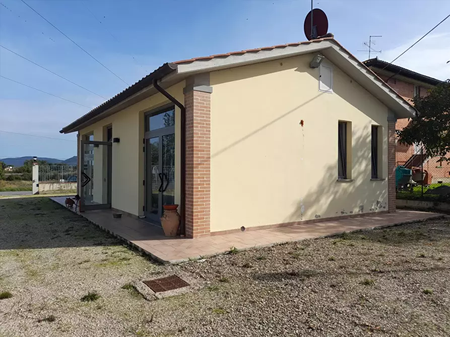 Immagine 2 di Casa indipendente in vendita  a Castiglione Del Lago