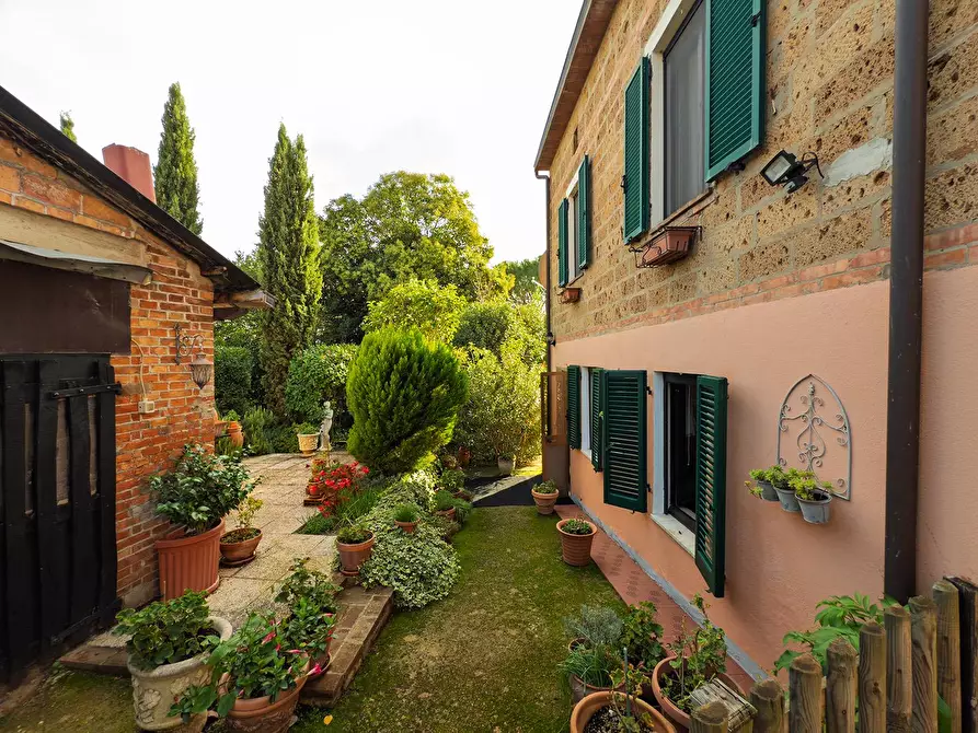 Immagine 2 di Porzione di casa in vendita  in Via Toscana, 65 a Castiglione Del Lago