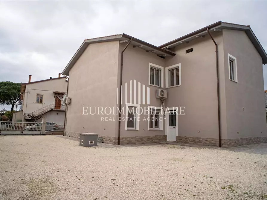 Immagine 3 di Villa in vendita  in Via della Liberta', 7 a Castiglione Del Lago