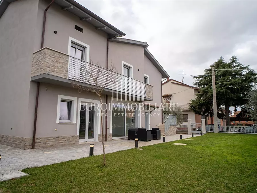 Immagine 2 di Villa in vendita  in Via della Liberta', 7 a Castiglione Del Lago