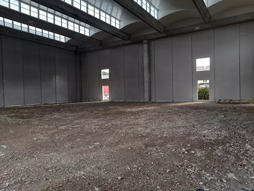 Immagine 7 di Locale commerciale in affitto  in via zona industriale, 10 a Castiglione Del Lago