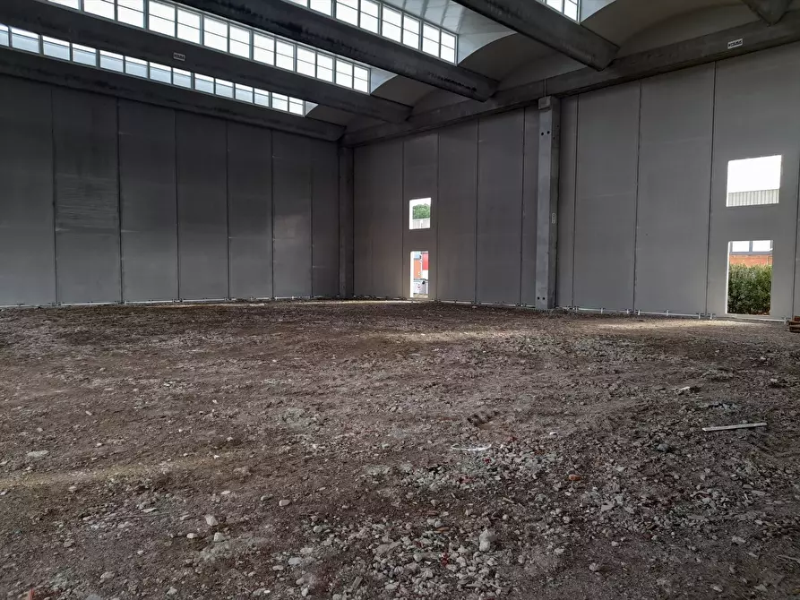 Immagine 10 di Locale commerciale in affitto  in via zona industriale, 10 a Castiglione Del Lago