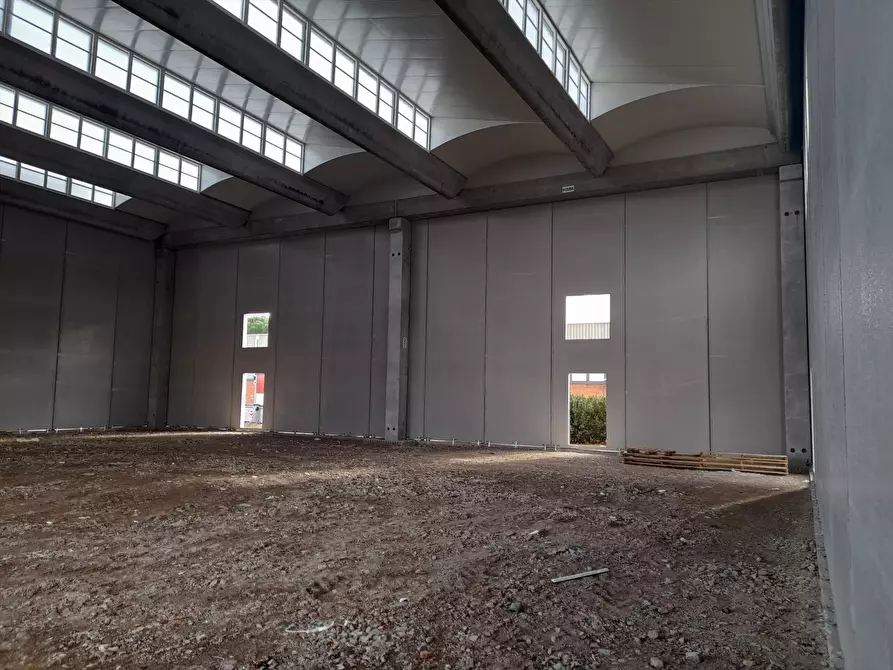 Immagine 6 di Locale commerciale in affitto  in via zona industriale, 10 a Castiglione Del Lago