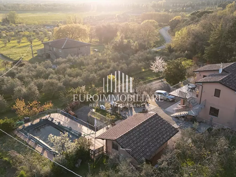 Immagine 2 di Villa in vendita  in Via dei Garofani, 12 a Passignano Sul Trasimeno