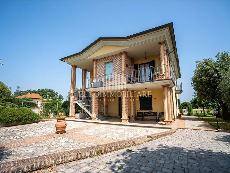 Immagine 1 di Villa in vendita  in Via Giuseppe Garibaldi, 7 a Castiglione Del Lago