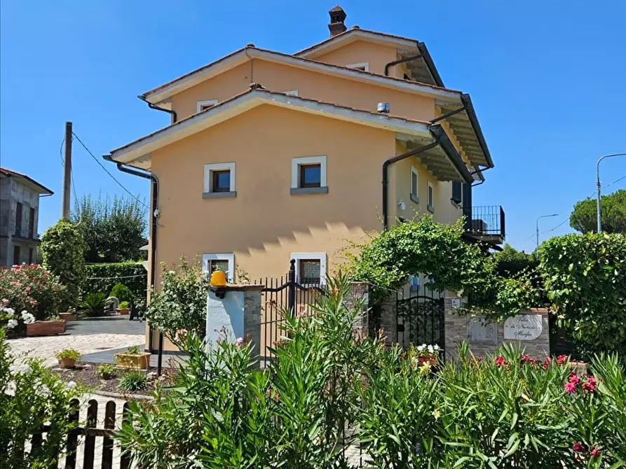 Immagine 1 di Villa in vendita  a Cortona