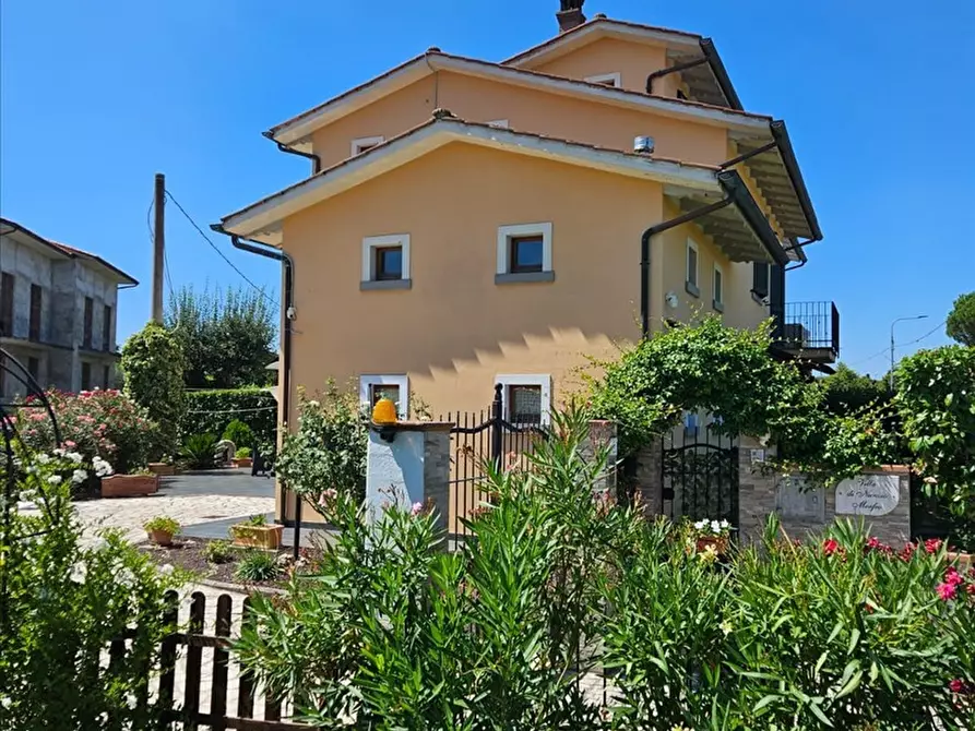 Immagine 9 di Villa in vendita  a Cortona