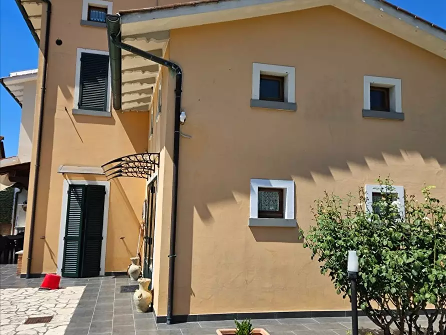 Immagine 2 di Villa in vendita  a Cortona