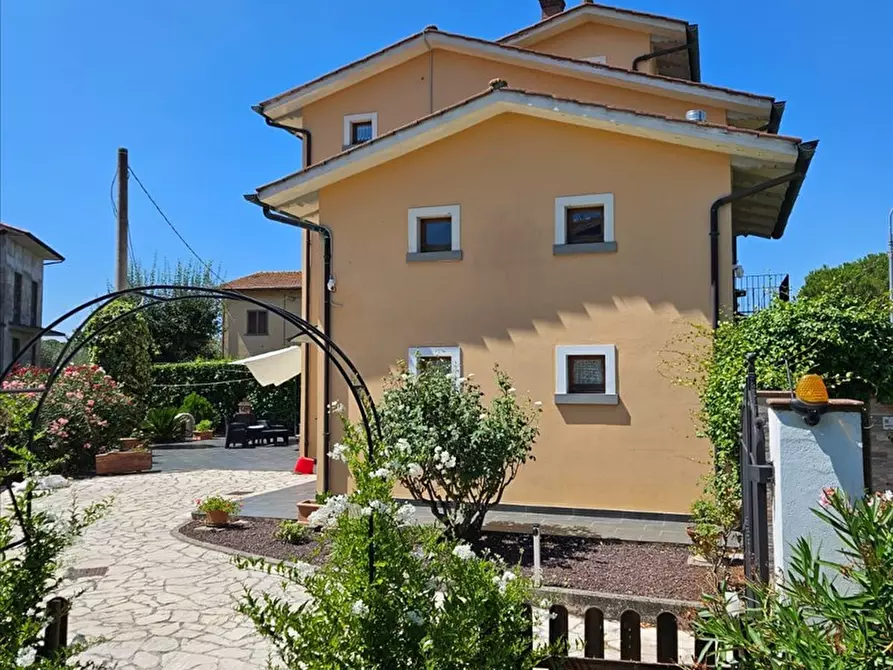 Immagine 10 di Villa in vendita  a Cortona