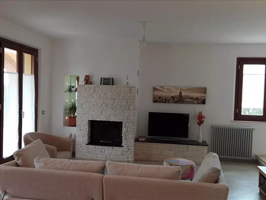 Immagine 7 di Villa in vendita  a Castiglione Del Lago