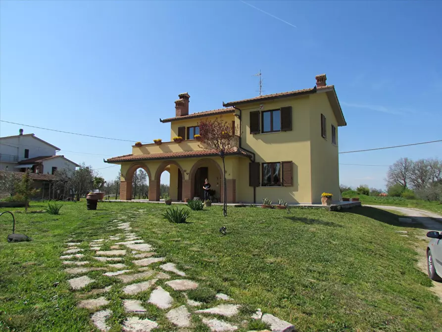 Immagine 2 di Villa in vendita  a Castiglione Del Lago
