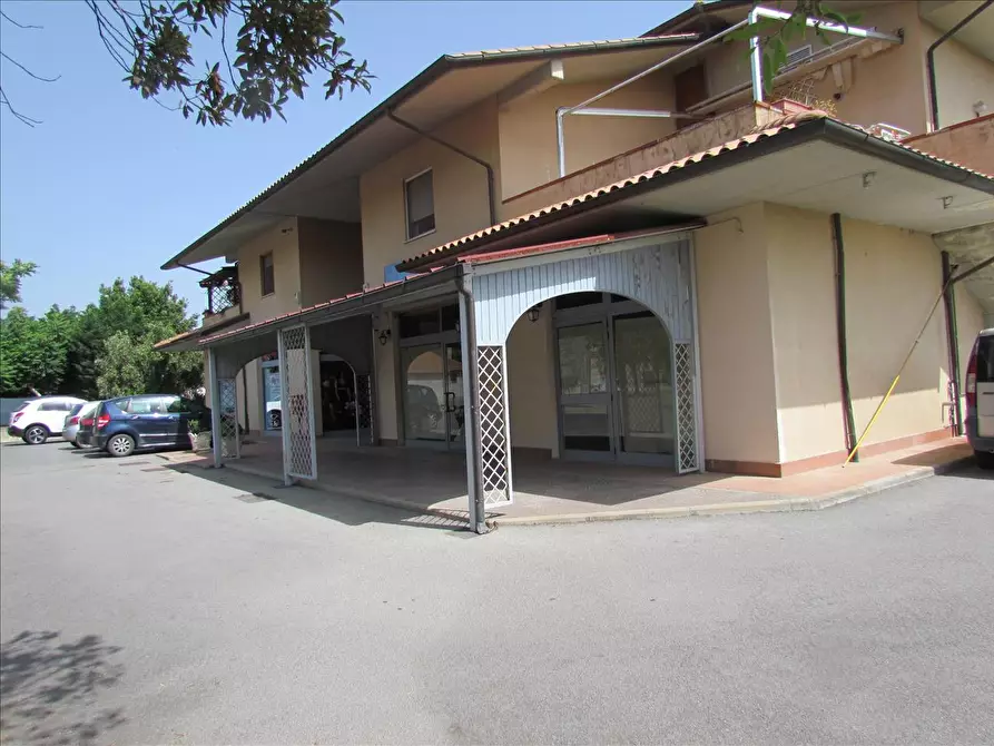 Immagine 10 di Locale commerciale in vendita  a Castiglione Del Lago