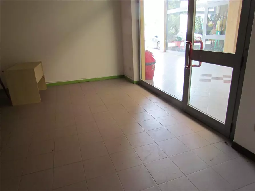 Immagine 3 di Locale commerciale in vendita  a Castiglione Del Lago
